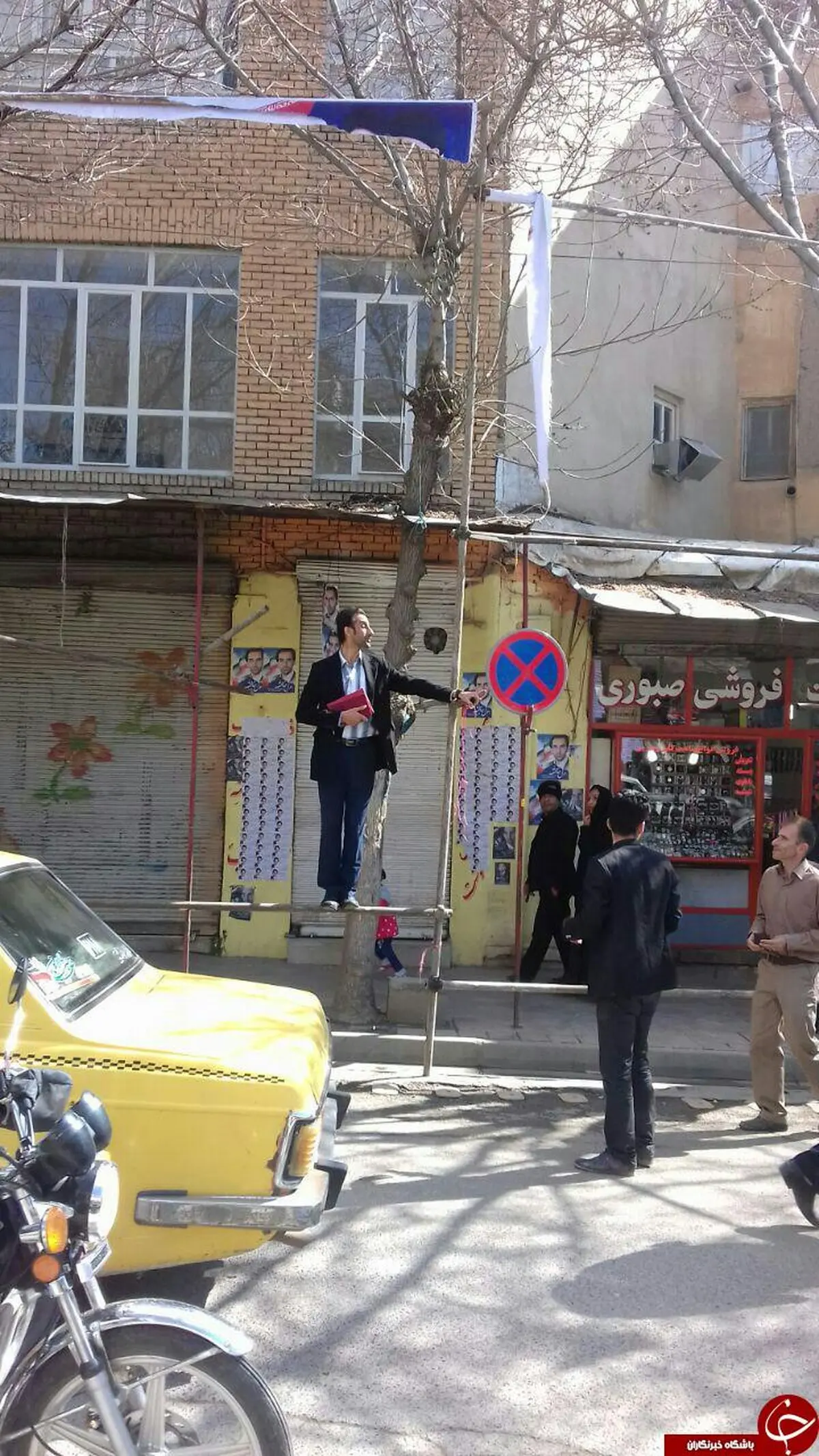 وقتی نامزد انتخاباتی جای بنر تبلیغاتی خود می ایستد! + تصاویر