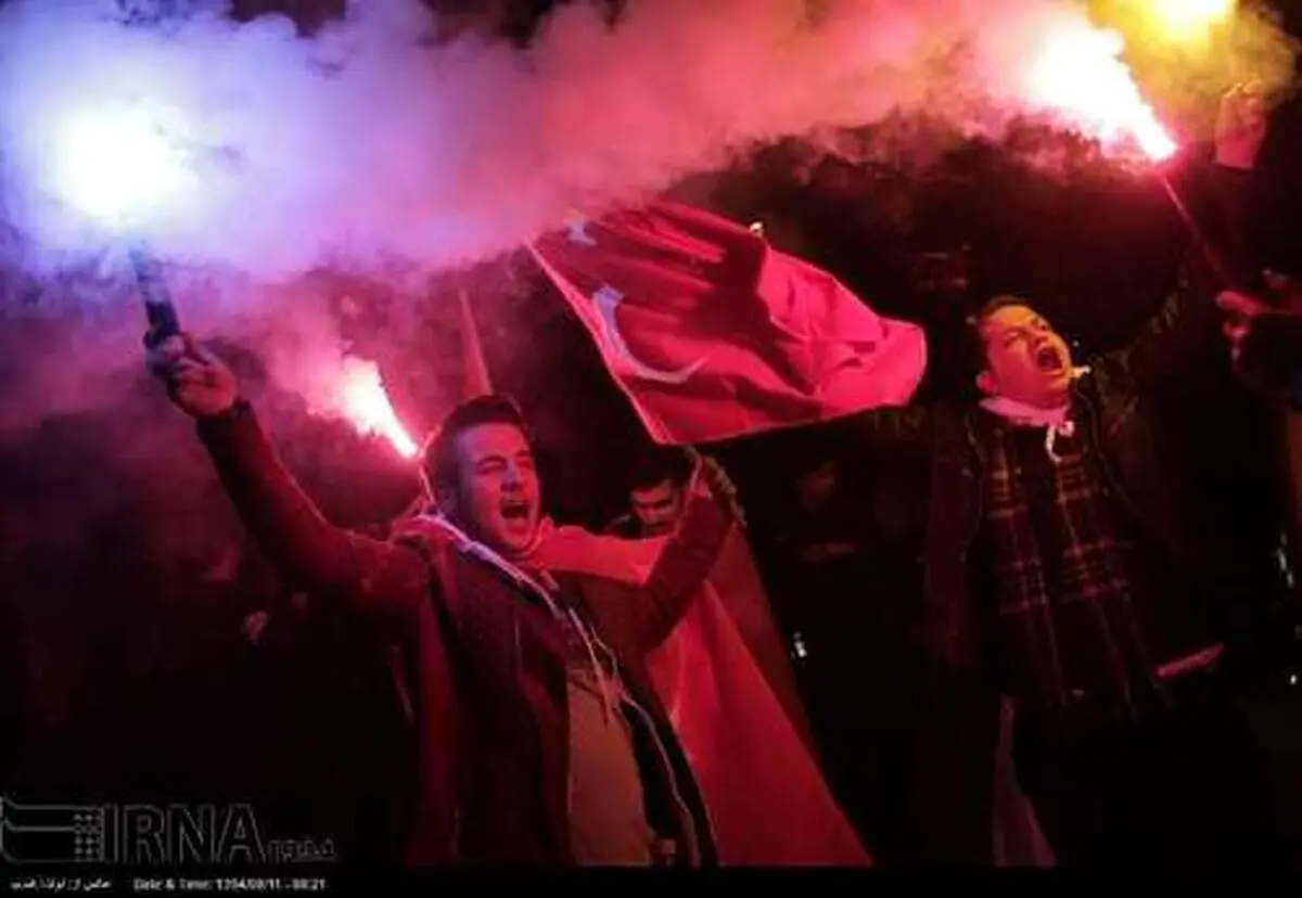 شادی هواداران اردوغان پس از اعلام نتایج اولیه انتخابات/تصاویر