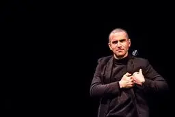 هوتن شكيبا اينجوري عشقشو به مردم نشون ميده! + عكس