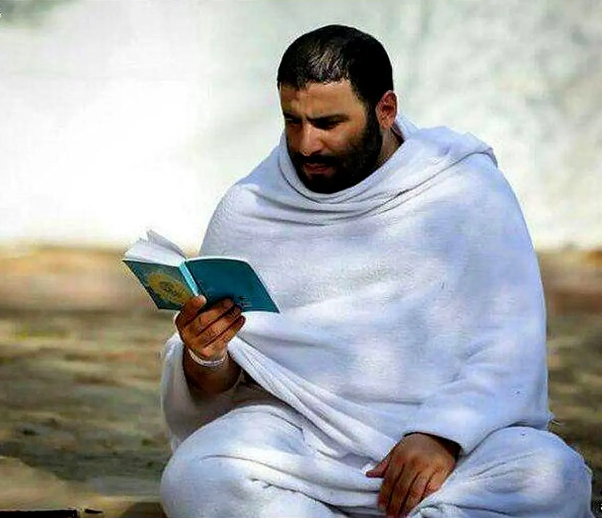 مداح معروف در لباس احرام / عکس