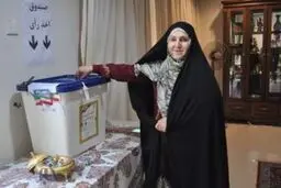عکس/ بانوی سفیر، رأی خود را به صندوق انداخت