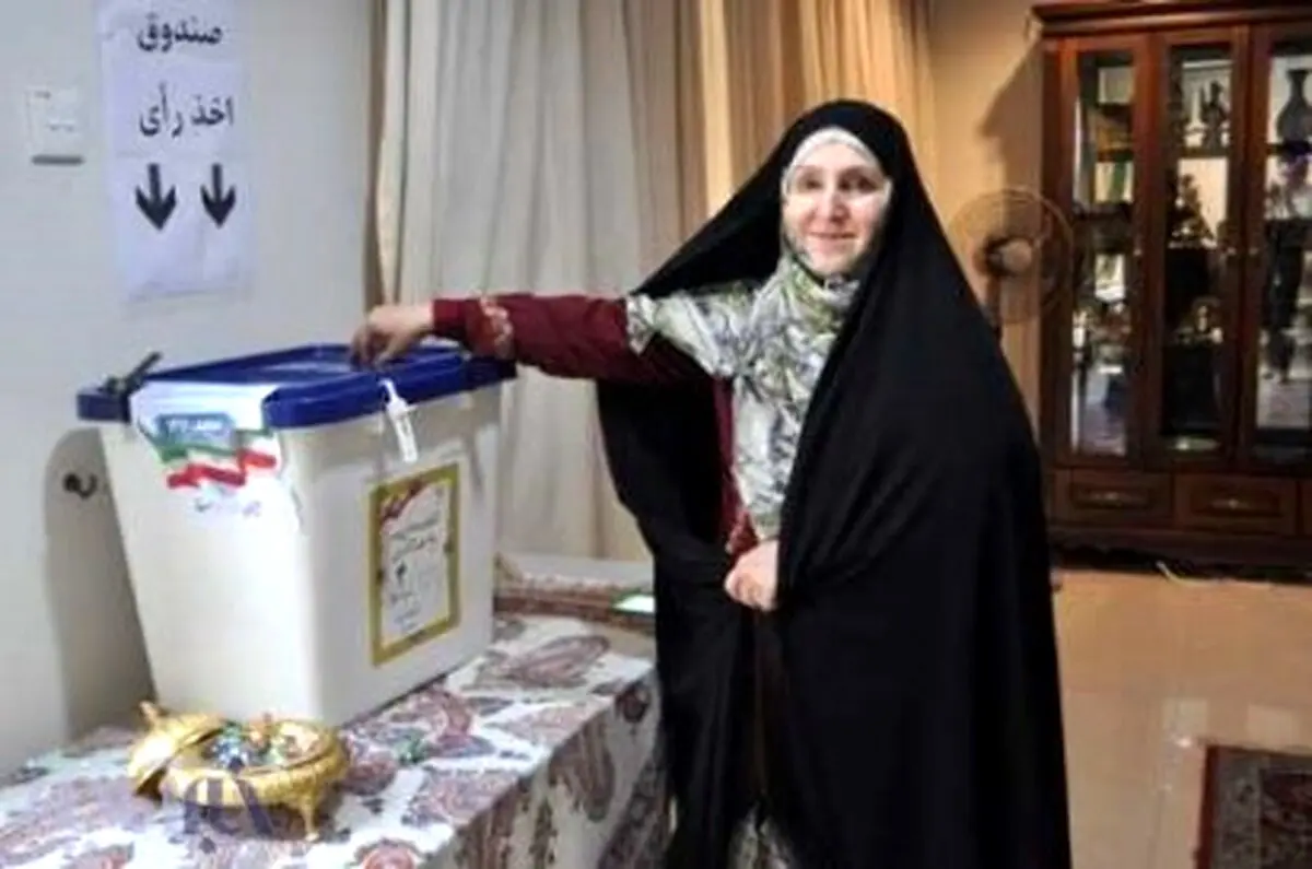 عکس/ بانوی سفیر، رأی خود را به صندوق انداخت
