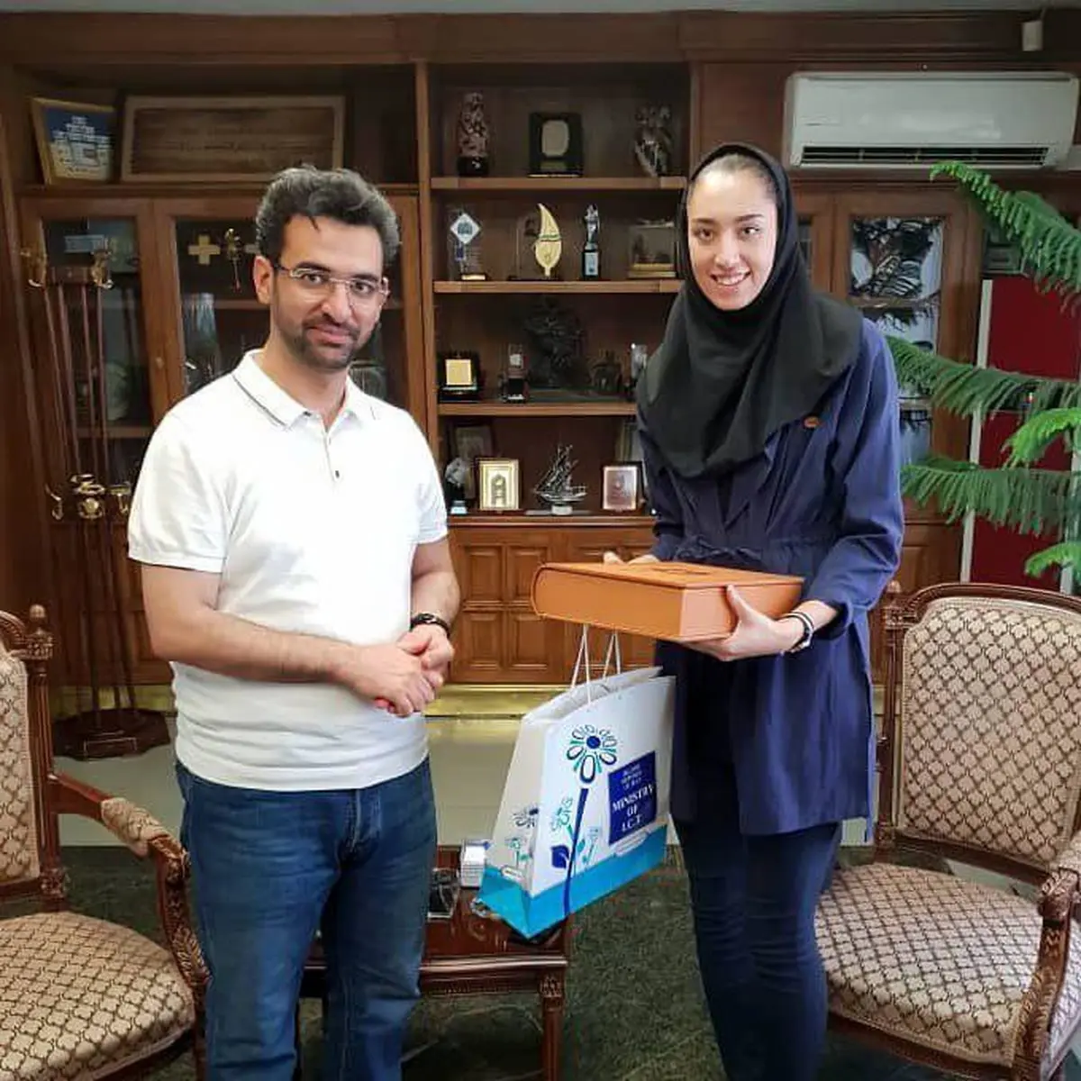 تیپ عجیب وزیر جوان در تقدیر از کیمیا علیزاده