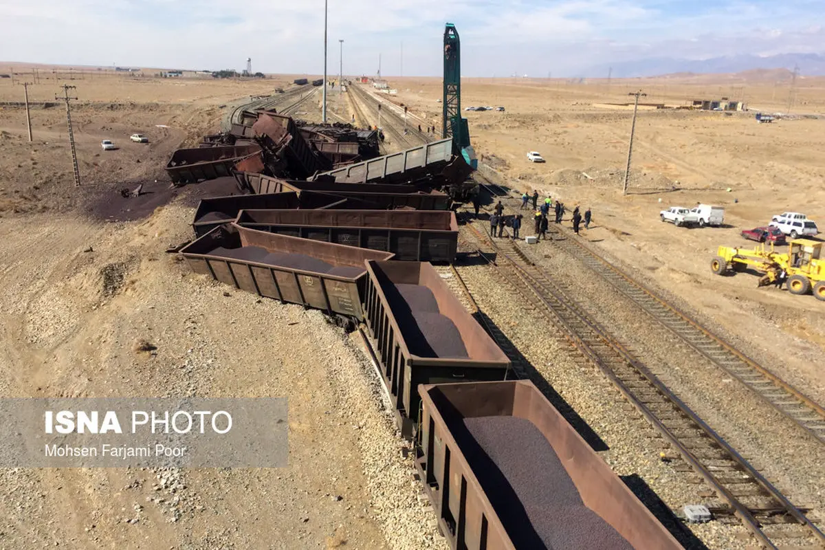 خارج شدن قطار باری نیشابور از ریل/تصاویر