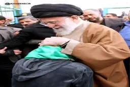 یکی از مردم زلزله‌زده کرمانشاه در آغوش رهبرانقلاب/عکس