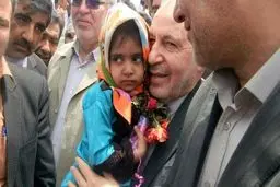 فرزند معلم فداکار سیستان و بلوچستانی در آغوش وزیر آموزش و پرورش/ عکس