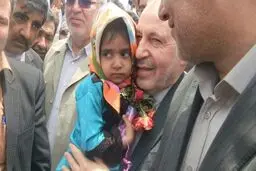 فرزند معلم فداکار سیستان و بلوچستانی در آغوش وزیر آموزش و پرورش/ عکس