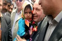 فرزند معلم فداکار سیستان و بلوچستانی در آغوش وزیر آموزش و پرورش/ عکس