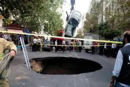 تصاویر / عمق حفره ایجاد شده در خیابان پیامبر / سقوط یک خودرو