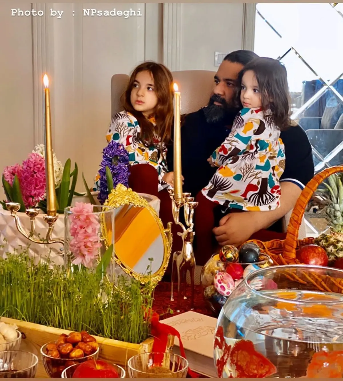 عکس نوروزی خواننده مشهور کنار دو دخترش