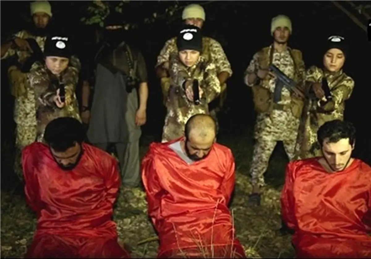اعدام ۳ سرباز عراقی توسط ۳ کودک داعشی/عکس