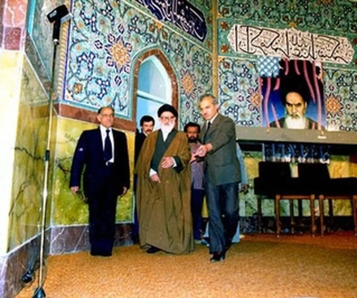 تصاویر سخنرانی آیت الله طالقانی در مراسم ختم شهید مطهری