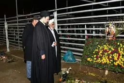 سید حسن خمینی بر مزار شهدای آتش نشان/عکس