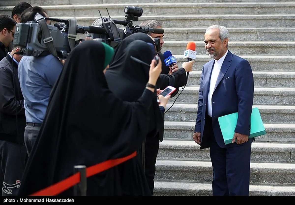 روایت تصویری از حواشی حضور وزرا در حیاط دولت