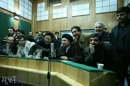 تصویری از سیدحسن خمینی در حال دوبله یک برنامه در صدا و سیما