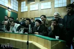 تصویری از سیدحسن خمینی در حال دوبله یک برنامه در صدا و سیما