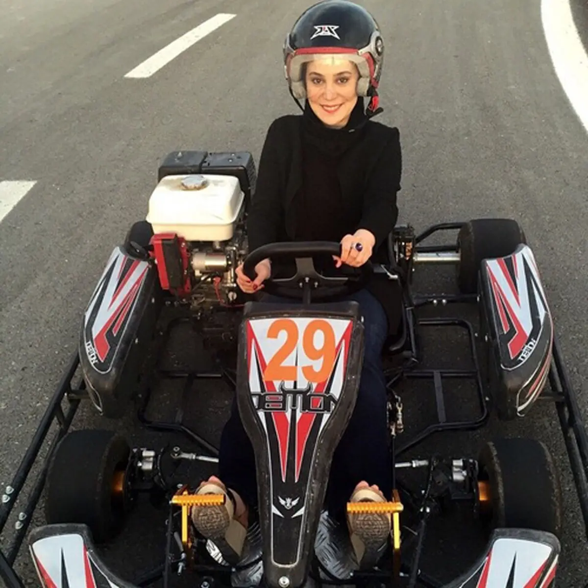 تصویر دیدنی از آرام جعفری سوار بر ماشین مسابقه!