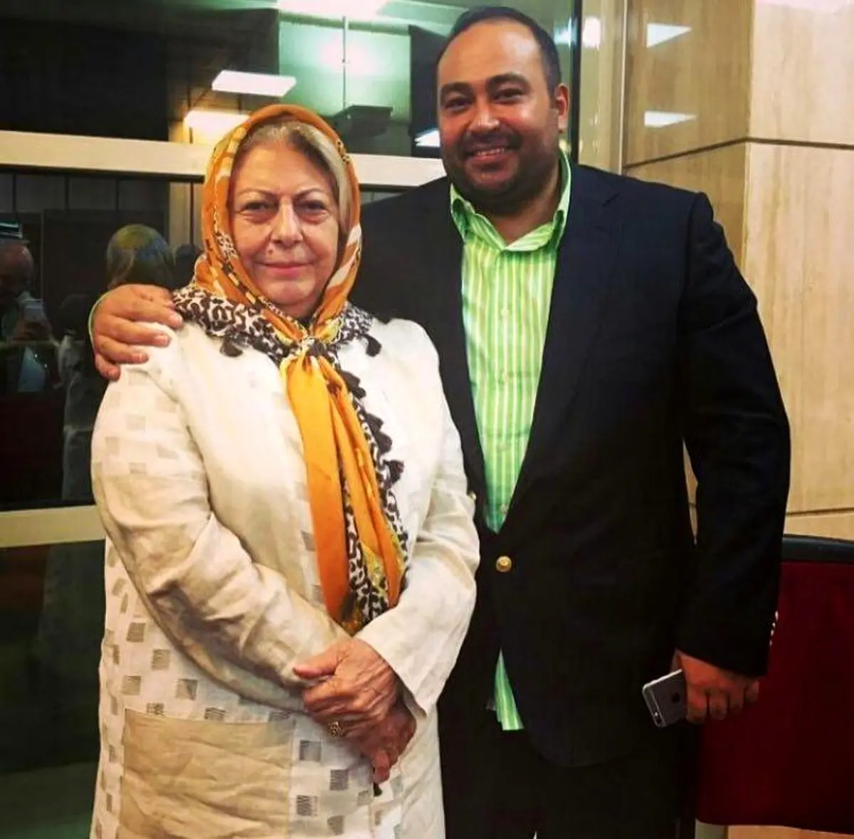 ثرياقاسمي در کنار پسرش/عکس