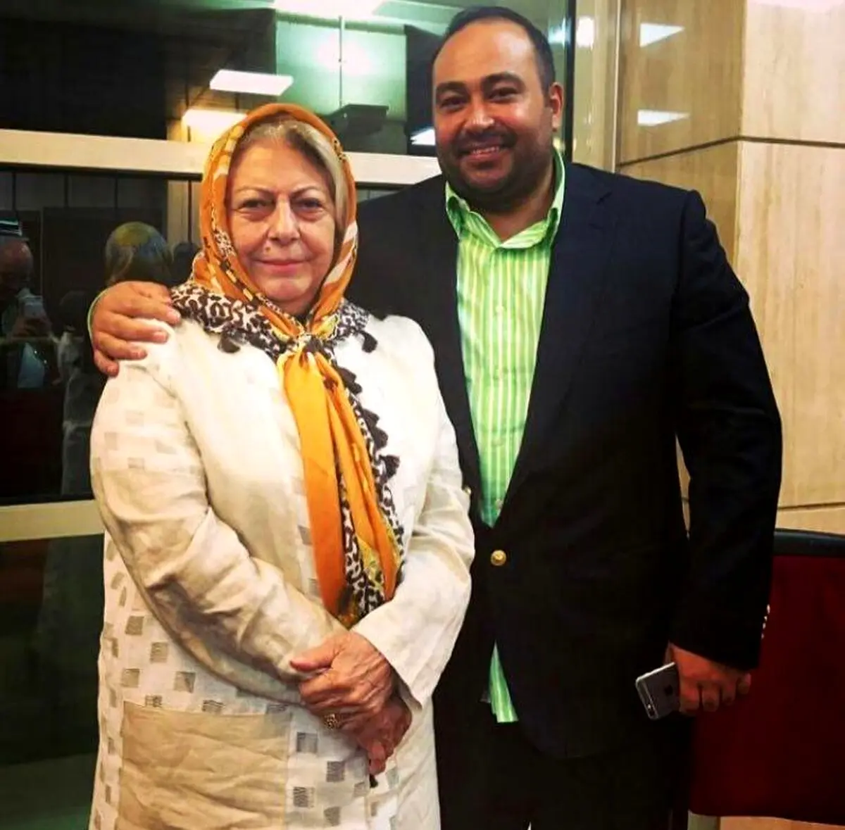 ثرياقاسمي در کنار پسرش/عکس