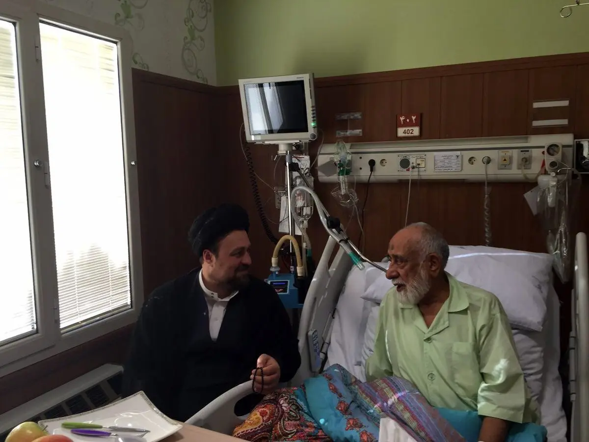 عکس از حضور سیدحسن خمینی در بیمارستان برای عیادت از سیدمهدی طباطبایی