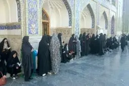 صف رای گیری در حرم امام رضا در مشهد قبل از باز شدن حوزه رای گیری/عکس
