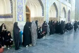 صف رای گیری در حرم امام رضا در مشهد قبل از باز شدن حوزه رای گیری/عکس