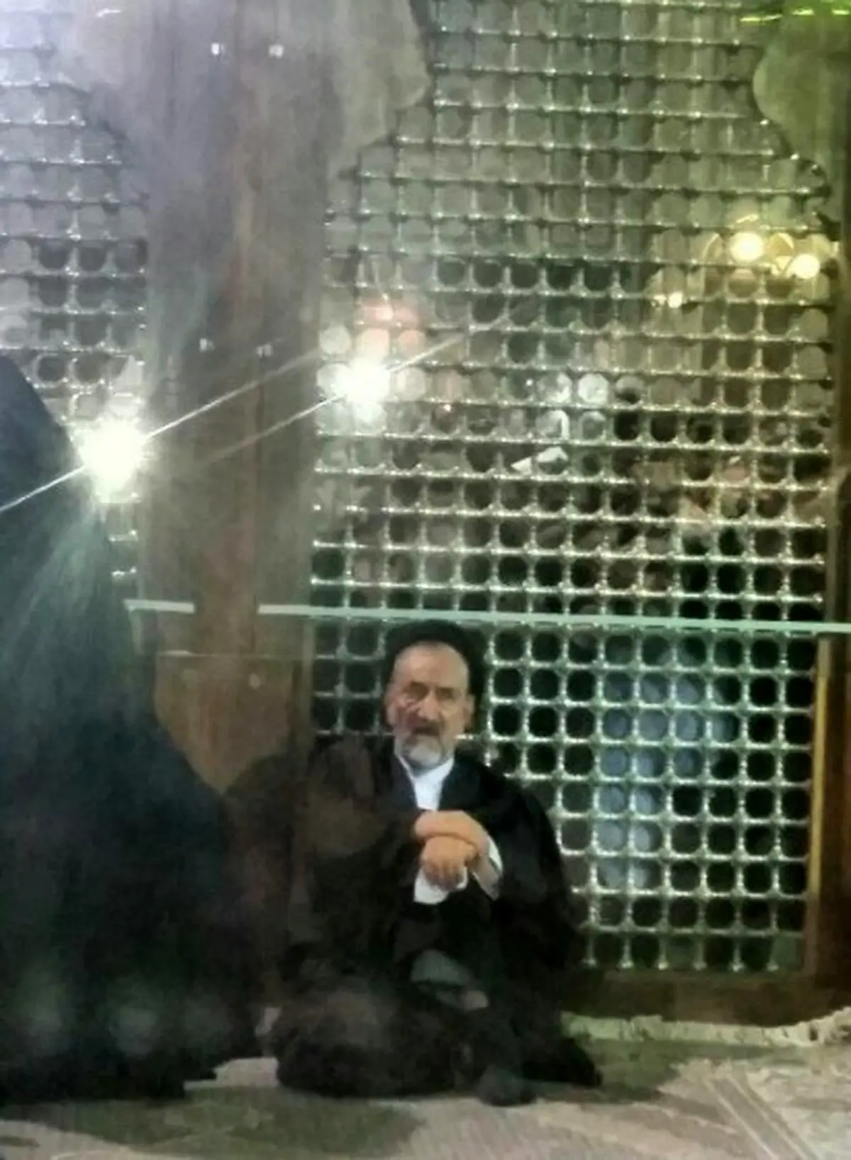 حجت السلام دعایی در داخل ضریح /عکس