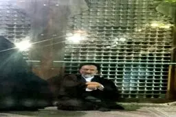 حجت السلام دعایی در داخل ضریح /عکس