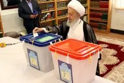 آیت الله مکارم شیرازی درحال انداختن رأی خود به صندوق/ عکس