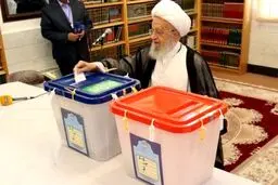 آیت الله مکارم شیرازی درحال انداختن رأی خود به صندوق/ عکس