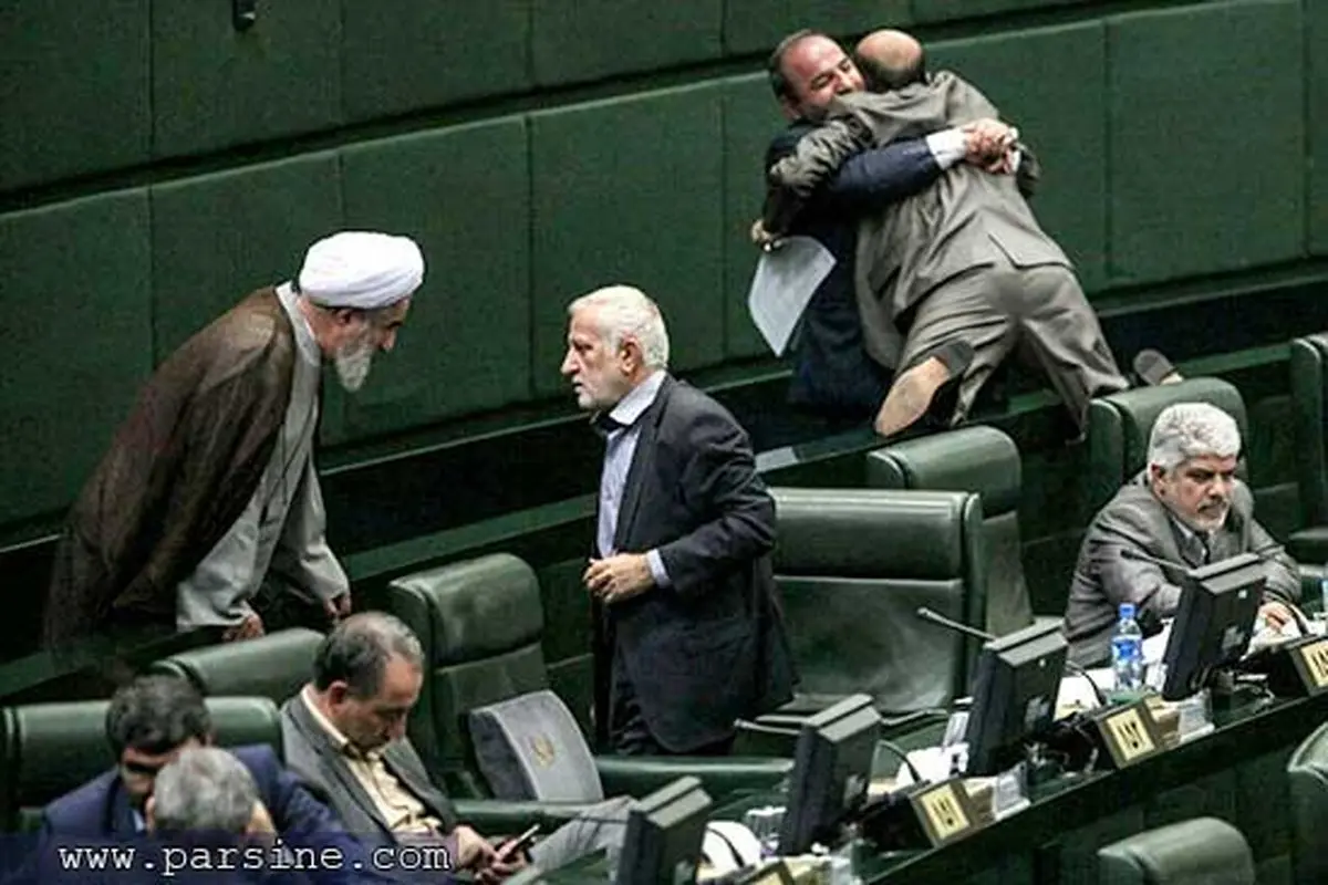 خوشحالی عجیب دو نماینده مجلس در جلسه علنی/عکس