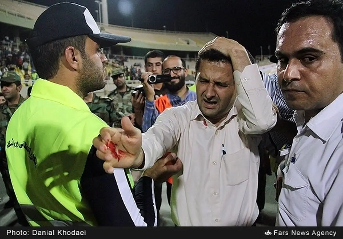 شکسته شدن شیشه در ورزشگاه غدیر و سر مسئول بازی + عکس