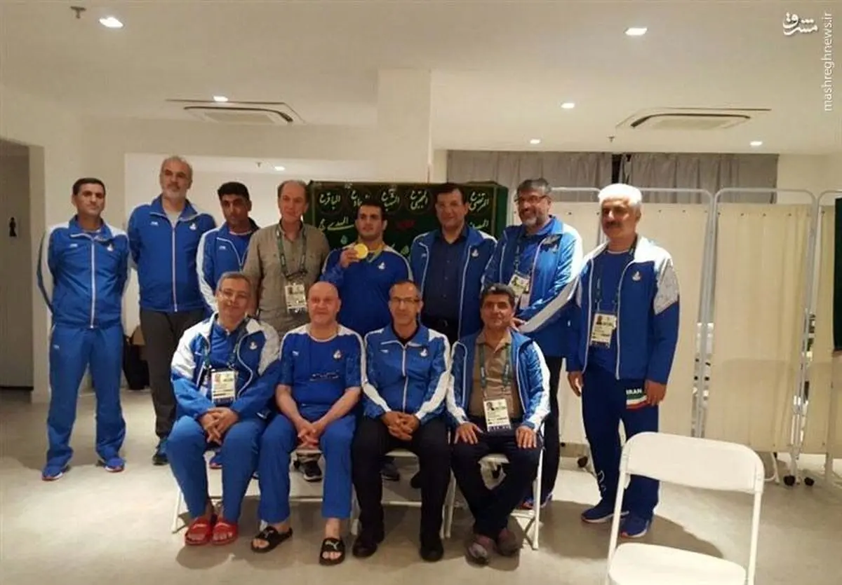 مراسم تقدیر از مدال آور المپیکی با دمپایی!