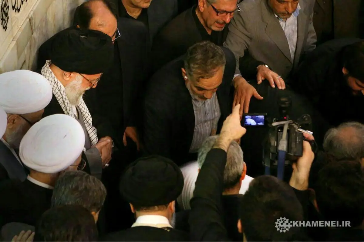 حضور رهبری در زمان دفن آیت الله طبسی/عکس