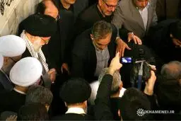 حضور رهبری در زمان دفن آیت الله طبسی/عکس