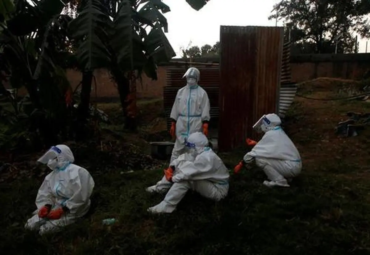 تصاویر جالب یک سرباز زن در کاتماندو نپال در حال ضدعفونی کردن خود