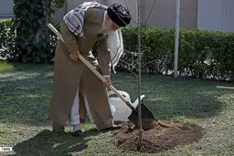 مقام معظم رهبری دو اصله نهال میوه غرس کردند + عکس