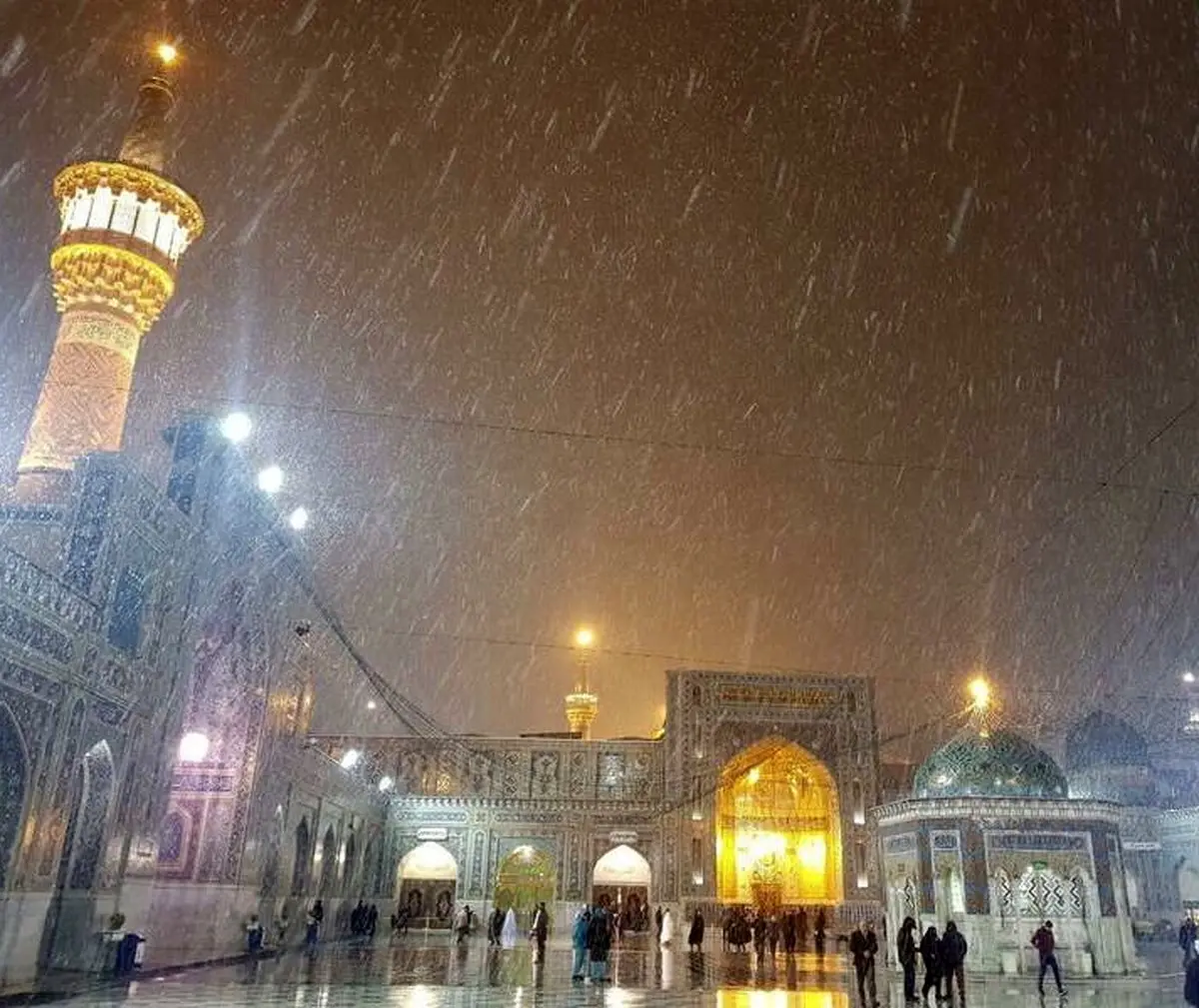 بارش برف و تگرگ در حرم رضوی/عکس