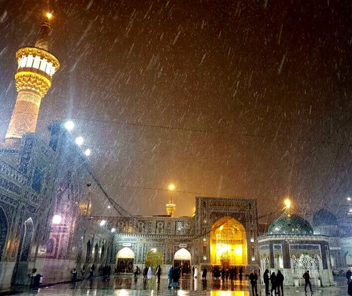 بارش برف و تگرگ در حرم رضوی/عکس