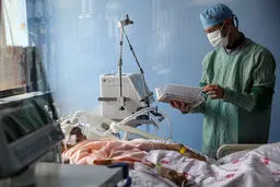 پرستارانی که بر بالین بیماران دعا می خوانند + عکس