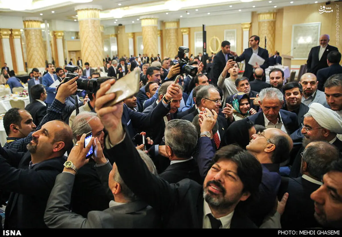 سلفی جالب با روحانی در استانبول/ عکس