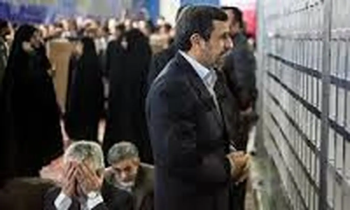حضور احمدی نژاد و نزدیکانش  در حرم امام خمینی (ره)