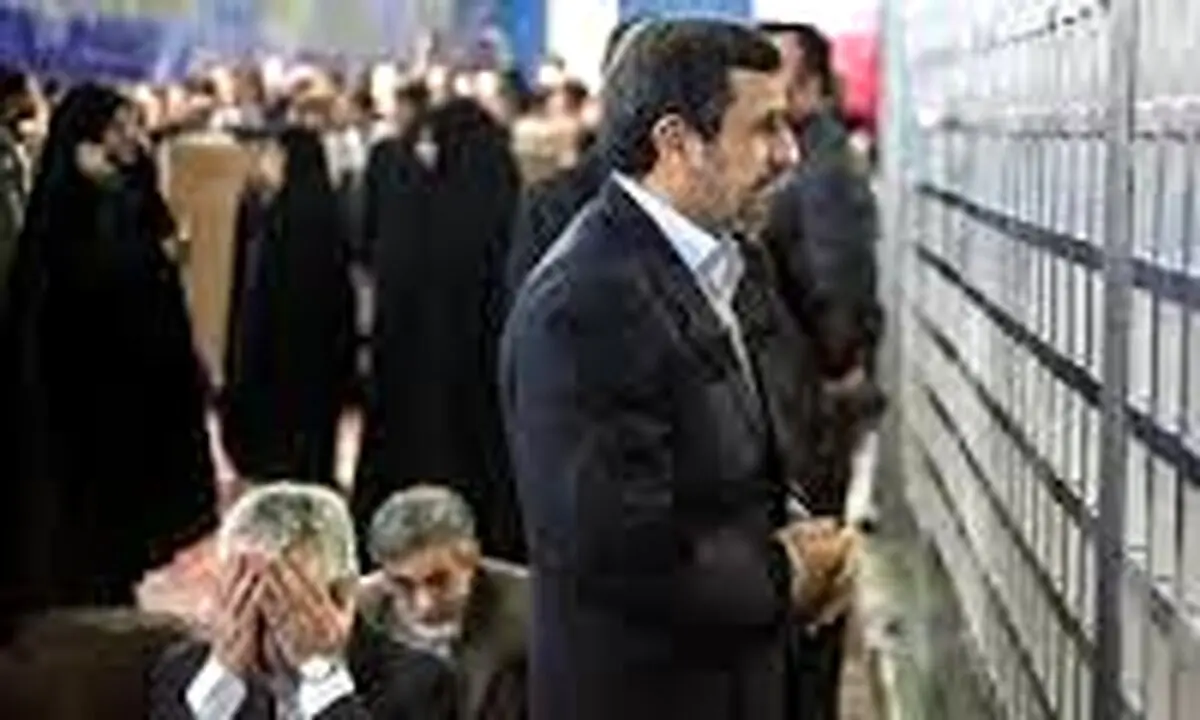 حضور احمدی نژاد و نزدیکانش  در حرم امام خمینی (ره)
