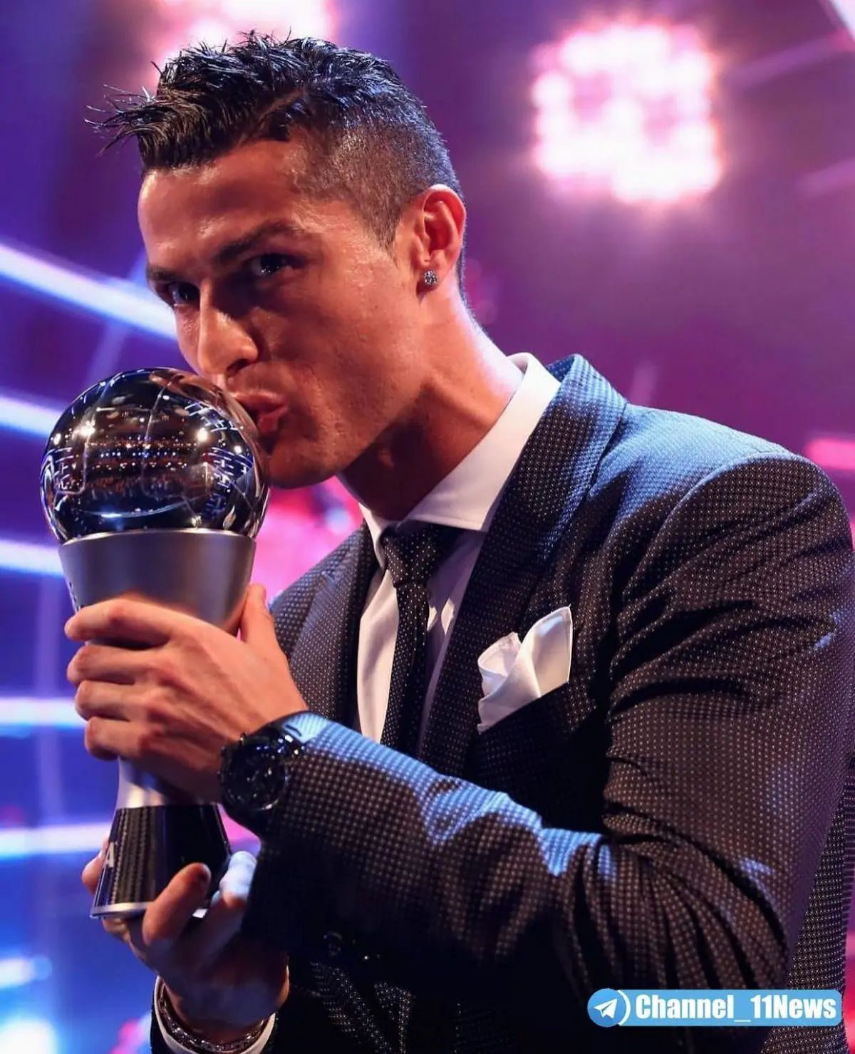 بوسه رونالدو به جایزه برترین بازیکن سال فیفا/عکس