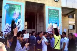 تجمع مردم علیه عملکرد قالیباف/عکس