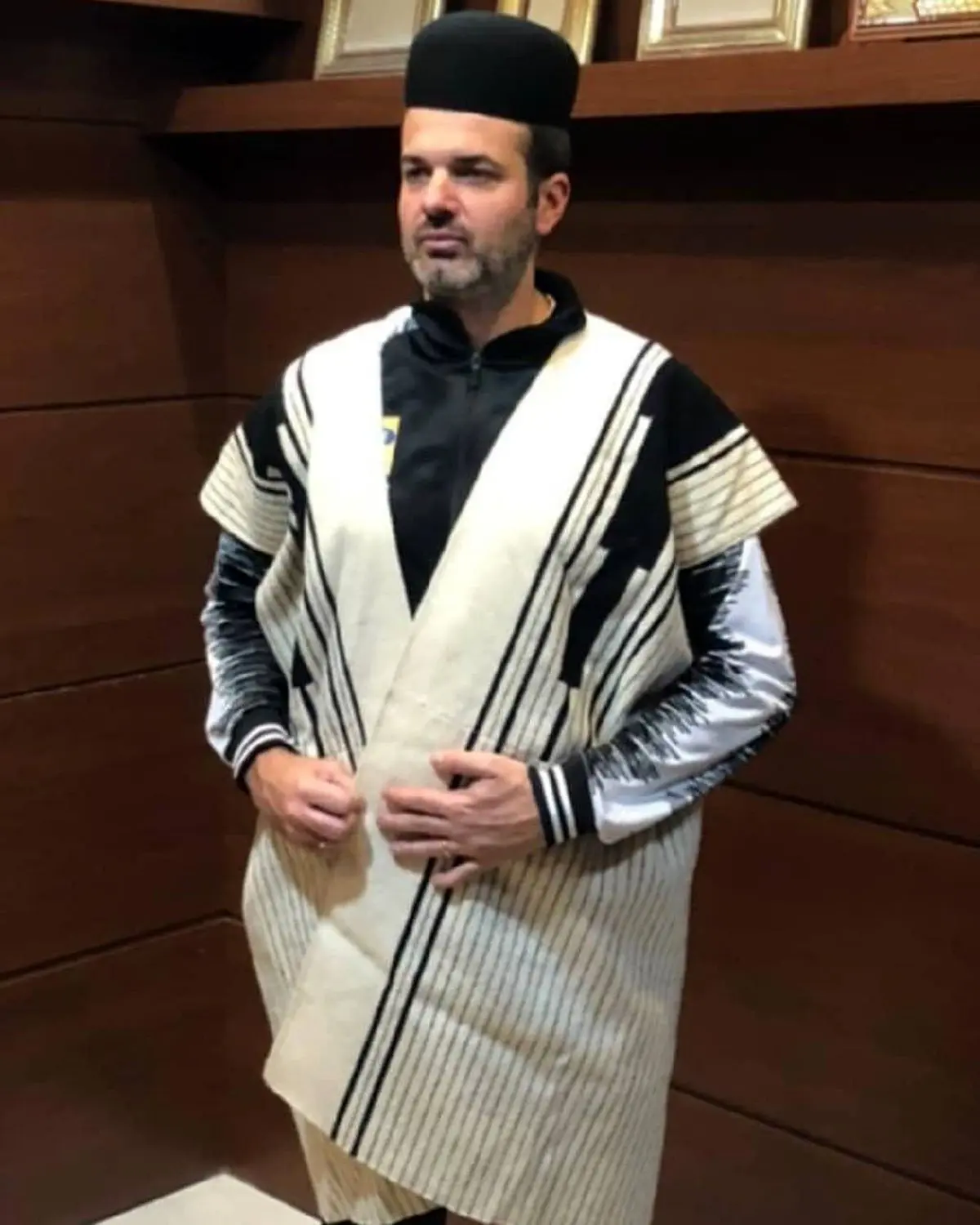 عکس / سرمربی ایتالیایی در لباس بختیاری