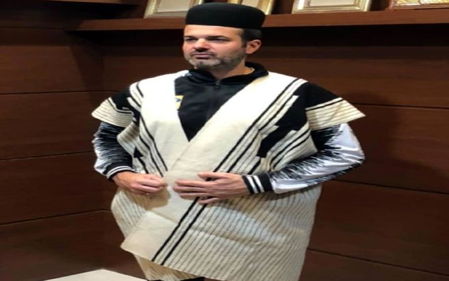 عکس / سرمربی ایتالیایی در لباس بختیاری