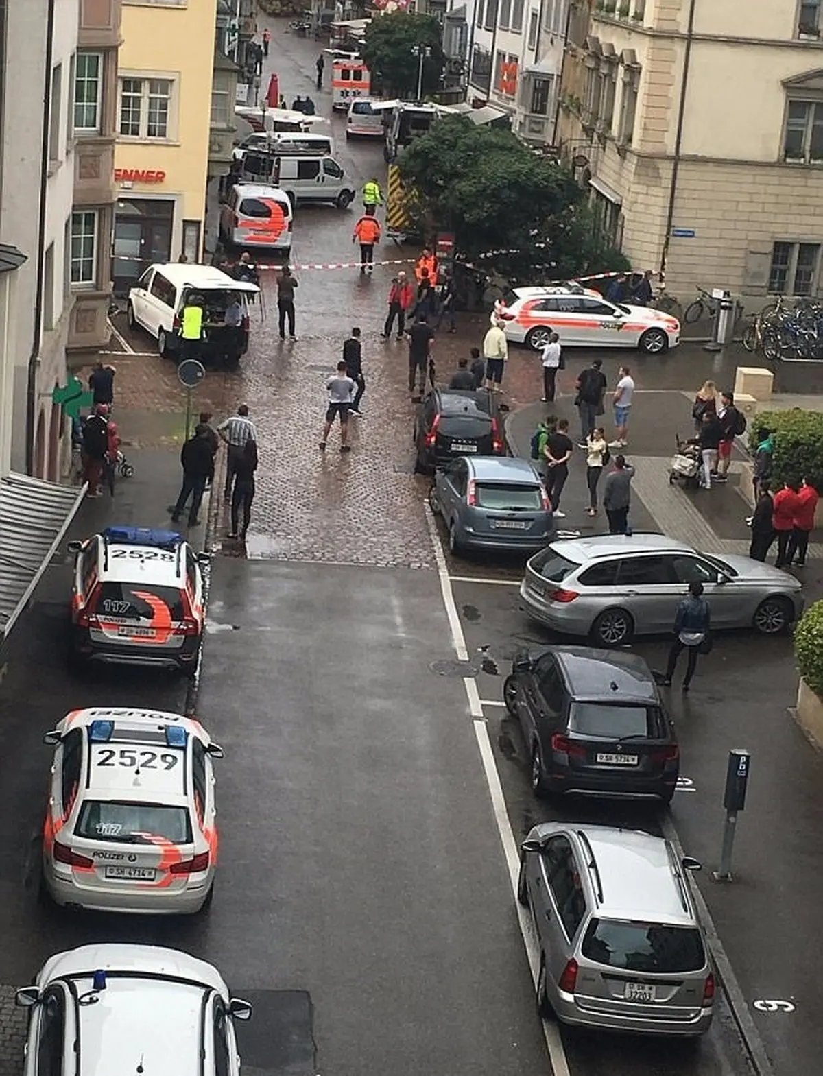 تصاویر | حمله به مردم با اره برقی در سوییس