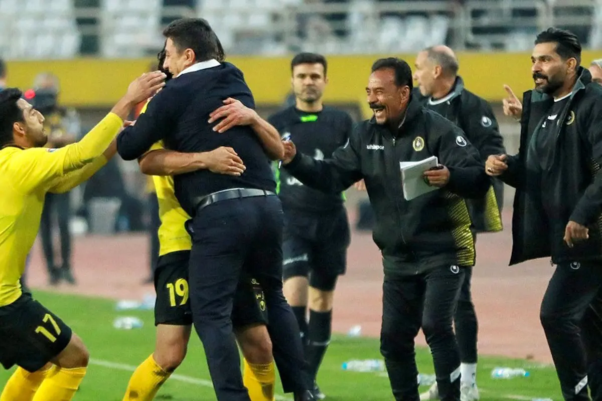 تصاویر / فرار از چنگ غول آبی در خانه