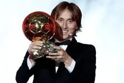 لوکا مودریچ با تصاحب توپ طلا، به یک دهه سلطه لیونل مسی و کریستیانو رونالدو پایان داد/ امباپه بهترین بازیکن جوان دنیا لقب گرفت